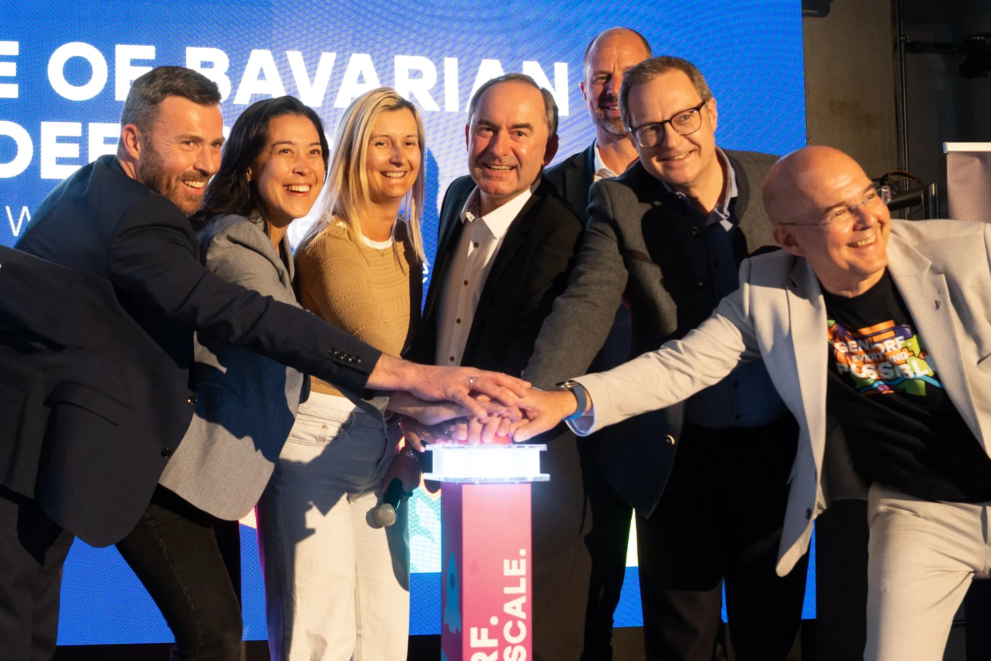 Bayerns Wirtschaftsminister Hubert Aiwanger (Mitte) gab im Chemiepark Gendorf den Startschuss für die Initiative 'Home of Bavarian Deeptech' zusammen mit Dominik Gschwendtner (v. l.), Kaufmännischer Geschäftsleiter Infraserv Gendorf, Sarah Fleischer, Co-Founder Tozero, Dr. Ksenija Neumann, Co-Founder Tozero, Dr. Mark Misselhorn, Gründer Caphenia, Martin Huber, MdL, und Dr. Christoph von Reden, Vors. Geschäftsleiter InfraServ Gendorf.