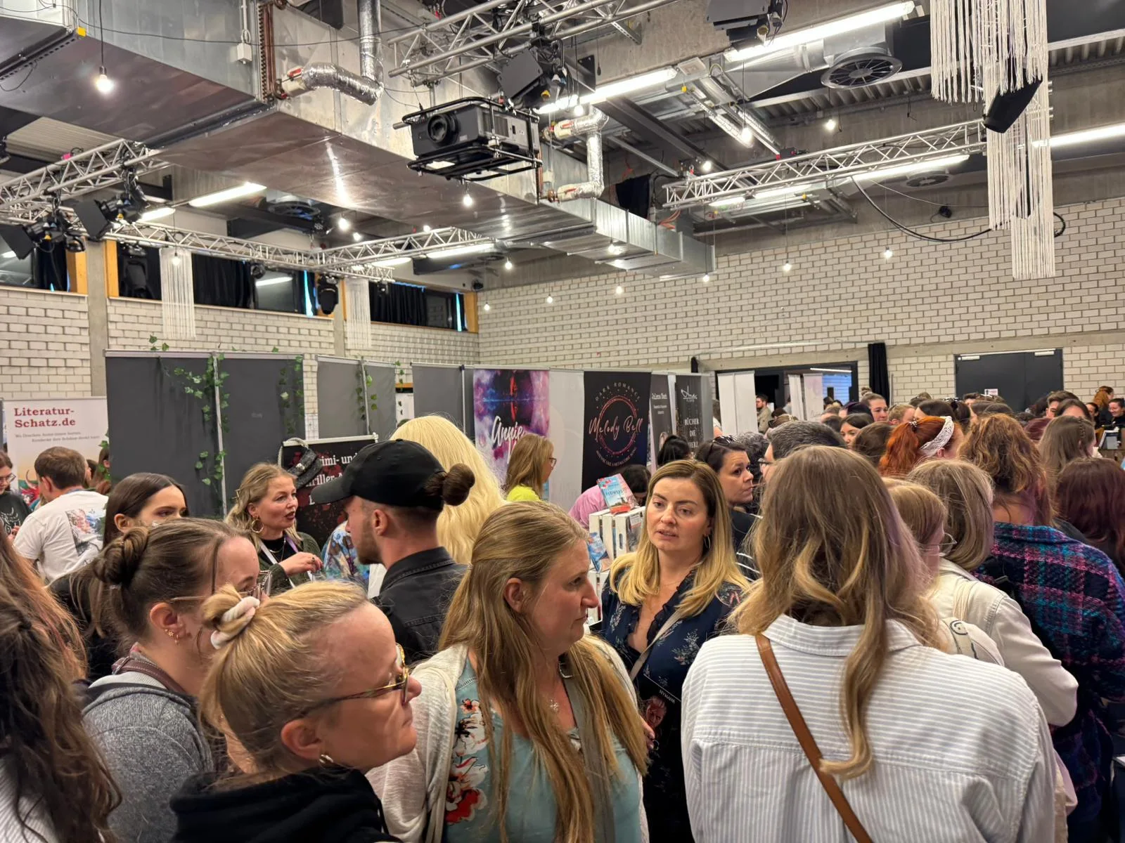 Buchliebhaber aufgepasst: Seitenzauber Buchmesse verzaubert das Ingolstädter Stadttheater