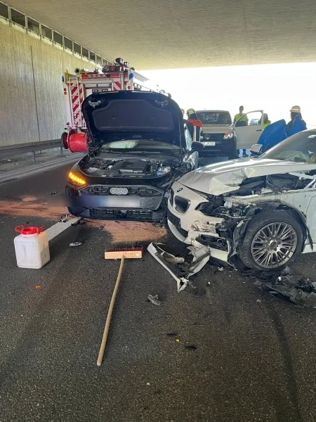Schwerer Verkehrsunfall in einem Tunnel mit zwei stark beschädigten Fahrzeugen und Einsatzkräften vor Ort