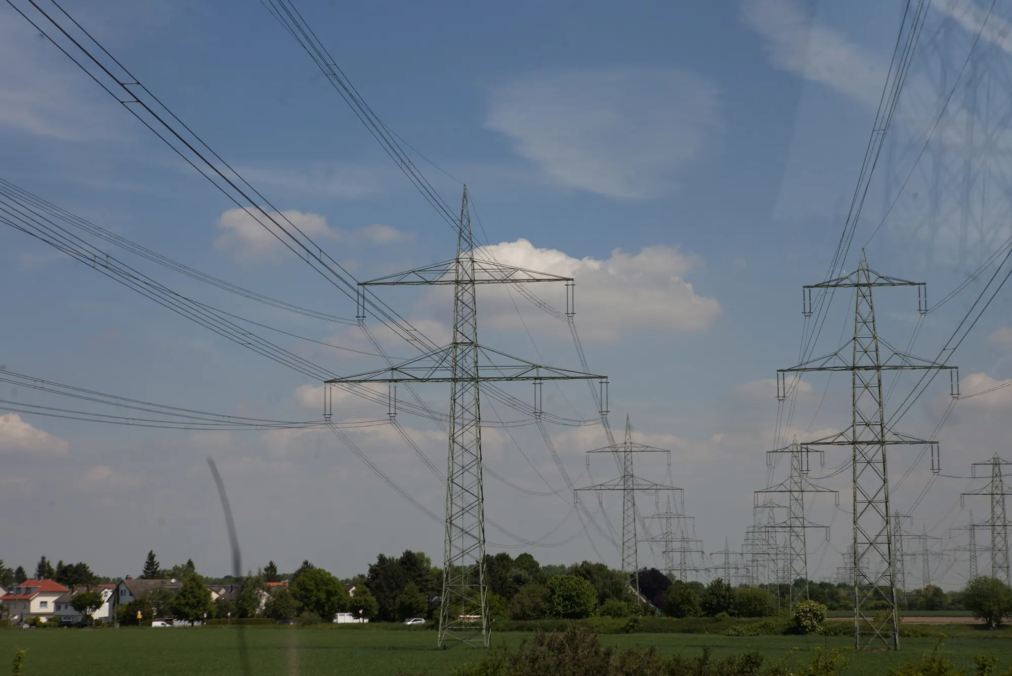 Hochspannungsleitungen und Hochspannungsmasten auf dem Land