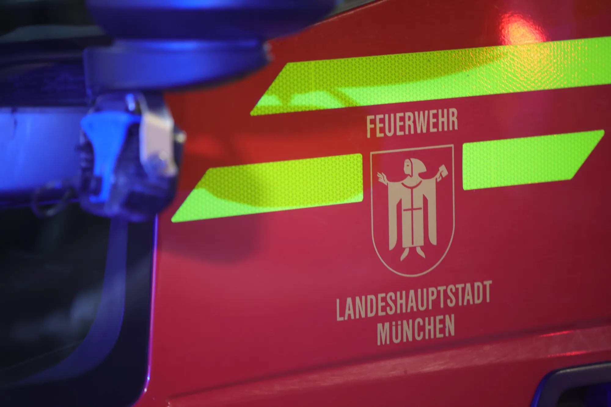 Feuerwehrfahrzeug mit Blaulicht im Einsatz bei nächtlicher Beleuchtung