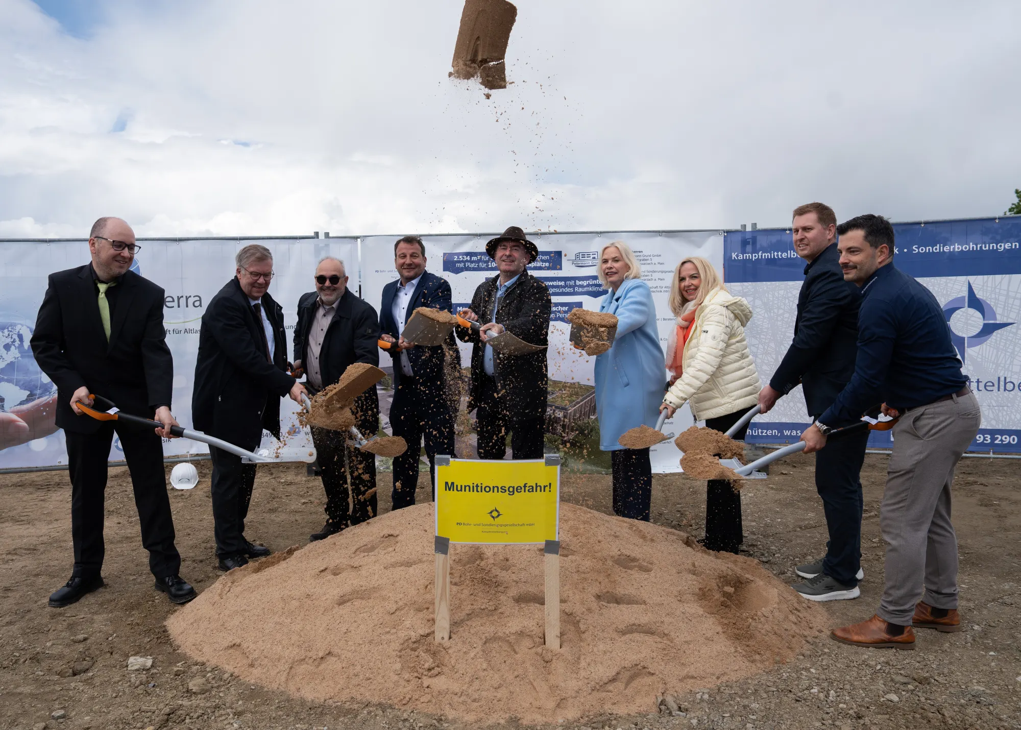 Bayerns Wirtschaftsminister Hubert Aiwanger hat am Spatenstich für die neue Firmenzentrale der PeTerra GmbH und der PD Bohr- und Sondierungsgesellschaft mbH ist in Schwarzach am Main teilgenommen. Dabei dankte der Minister den Verantwortlichen für ihr Bekenntnis zum Standort. Foto: StMWi/K. Huber Bayerns Wirtschaftsminister Hubert Aiwanger hat am Spatenstich für die neue Firmenzentrale der PeTerra GmbH und der PD Bohr- und Sondierungsgesellschaft mbH ist in Schwarzach am Main teilgenommen. Dabei
