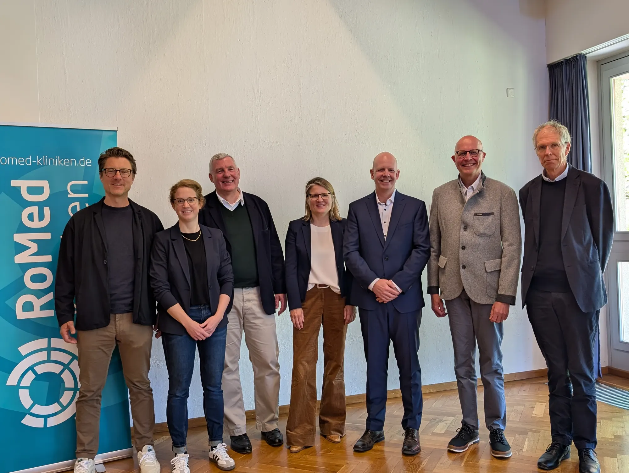 v.l.: PD Dr. Hendrik Jünger (Chefarzt RoMed-Kinderklinik), Dr. Anna Deißler (Kindergastroenterologische Oberärztin RoMed-Kinderklinik), Prof. Dr. Florian Heinen (Direktor iSPZ LMU München), Prof. Dr. Julia Hauer (Direktorin Kinderklinik der TU München), Prof. Dr. Christian Knorr (Chefarzt RoMed-Klinik für Kinderchirurgie), Dr. Ingo Jester (Leitender Oberarzt RoMed-Klinik für Kinderchirurgie), Prof. Dr. Christoph Bührer (Direktor Klinik für Neonatologie an der Charité Berlin)