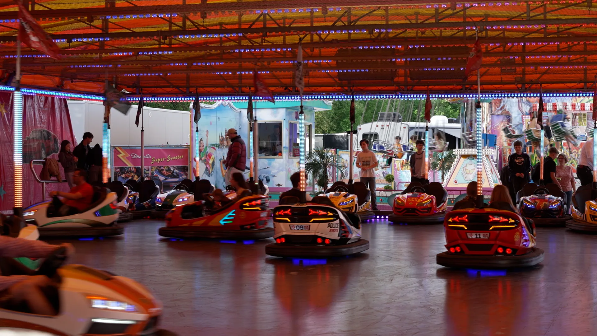 Autoscooter-Fahrgeschäft auf dem Schrobenhausener Volksfest mit fahrenden Besuchern in bunten Elektroautos