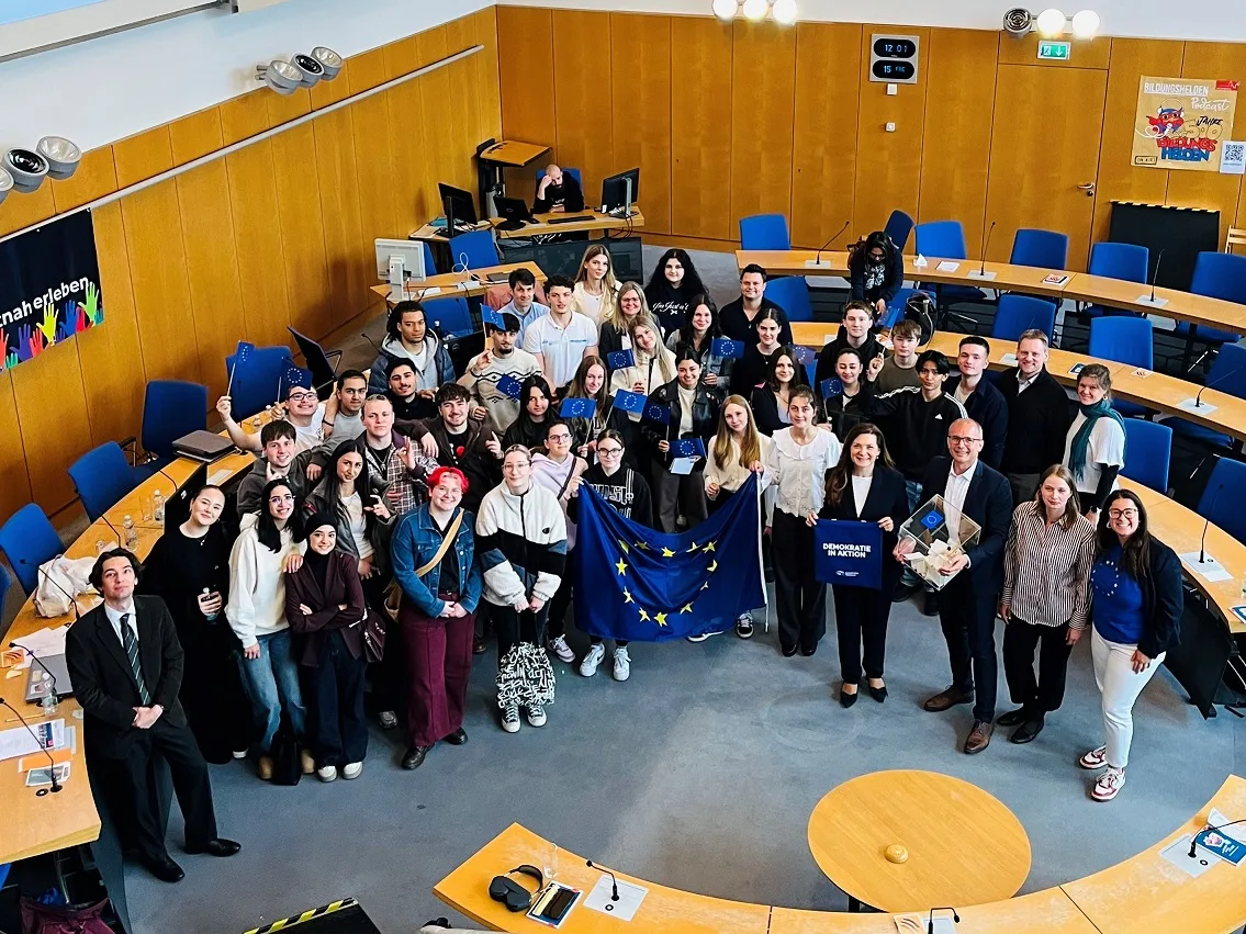 Europa im Alltag erleben: Nürnberger Berufsschüler diskutieren beim Europatag über die Zukunft Europas: Gruppenbild mit Bildungsreferentin Cornelia Trinkl (4. v. r.) und dem Bundestagsabgeordneten Tobias Winkler, MdB (3. v. r.)