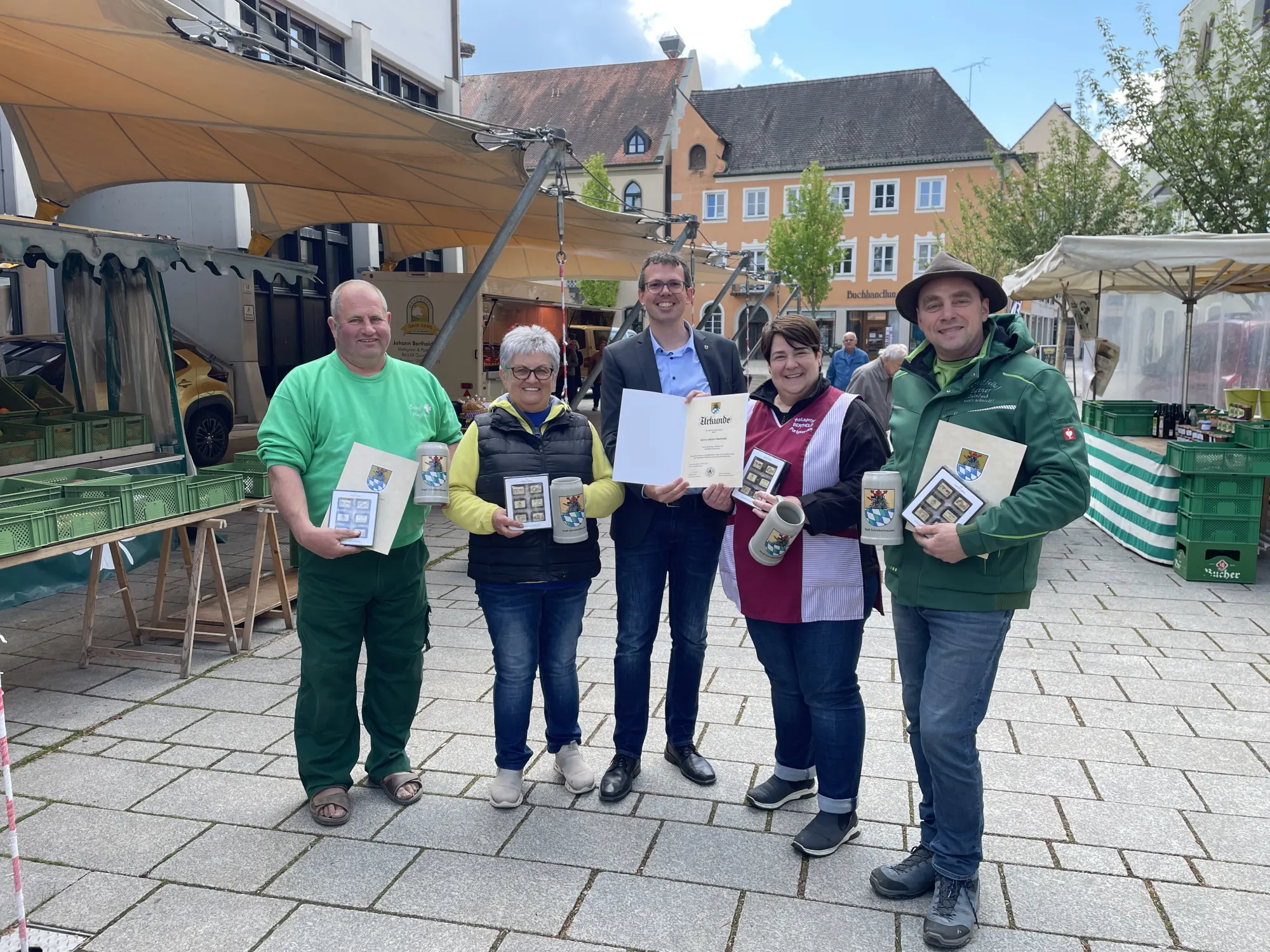 Der 3. Bürgermeister Andreas Wenger (Mitte) bedankte sich herzlich bei Lorenz Hanfbauer, der Felber und Frohnwieser GbR, der Metzgerei Johann Berthold und Thomas Reiner für ihren langjährigen Einsatz am Schrobenhausener Wochenmarkt.