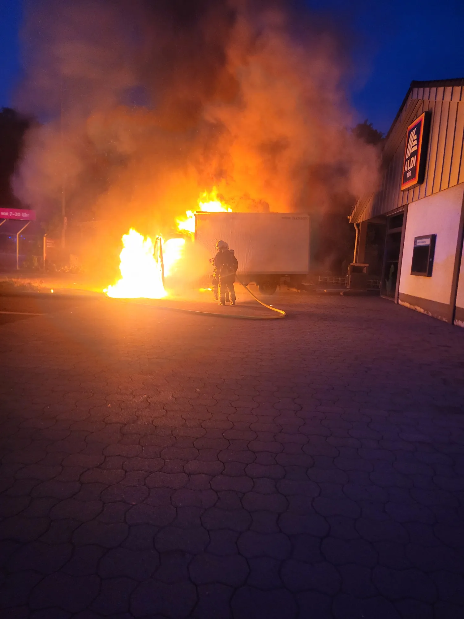Lieferwagen brennt lichterloh, Feuerwehr bei der Löscharbeiten