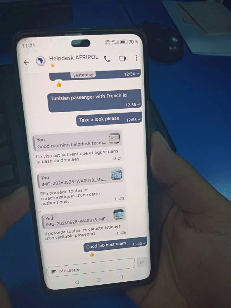 Smartphone zeigt Polizeimessanger mit Helpdesk AFRIPOL über Dokumentenprüfung auf französisch