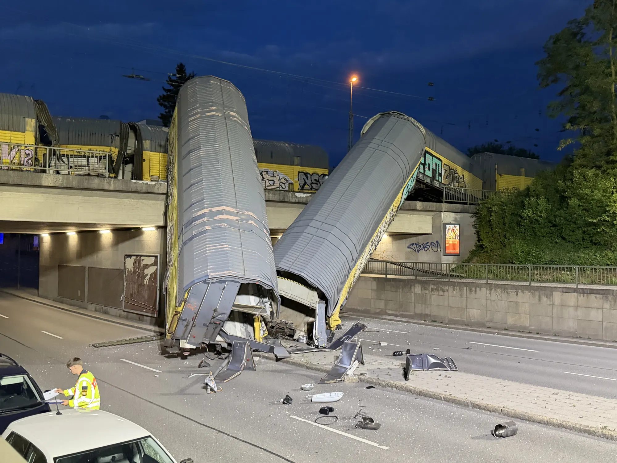 Zwei Waggons hängen über Brücke auf der Schleißheimerstraße in München