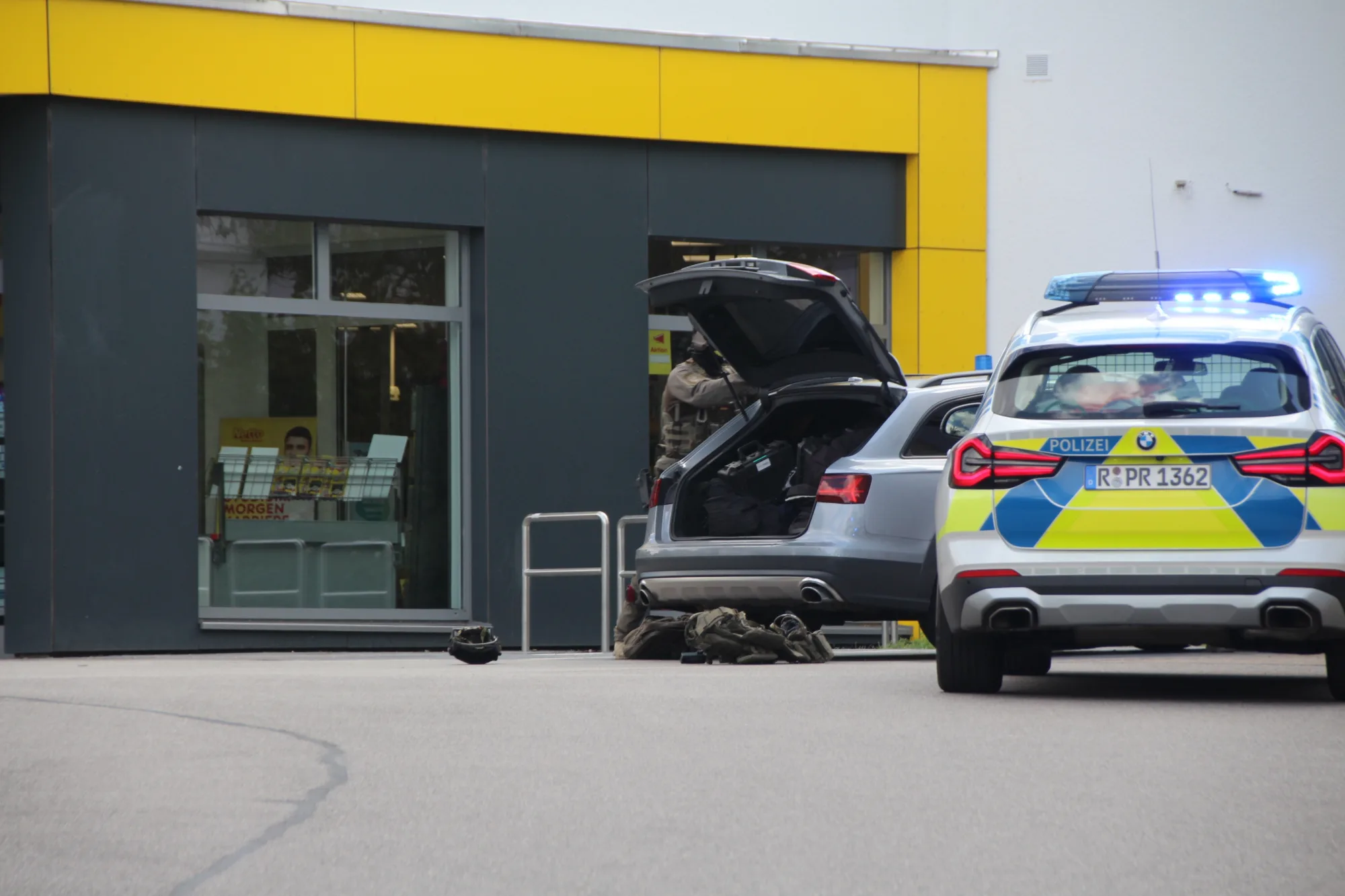 Spezialeinsatzkräfte der Polizei vor einem Gebäude