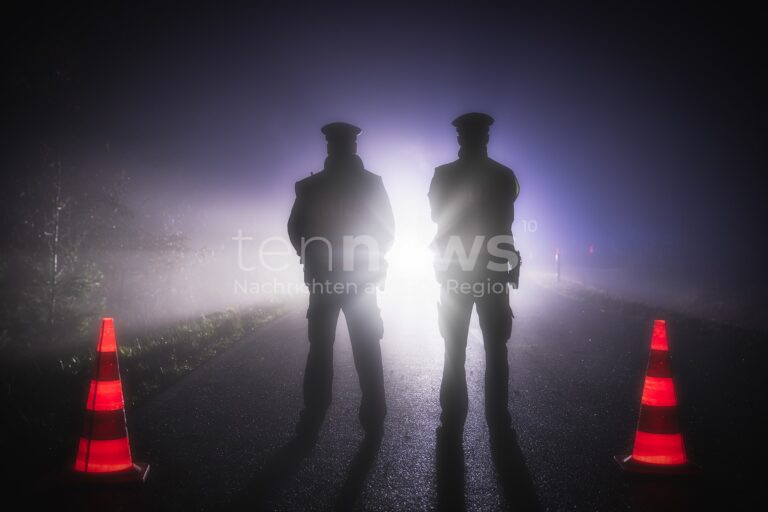 NEUSÄß-STEPPACH – Am Dienstag (04.02.2025) zerstörten zwei Männer in Steppach Wahlplakate. 🚔 Die Polizei sucht Zeugen!