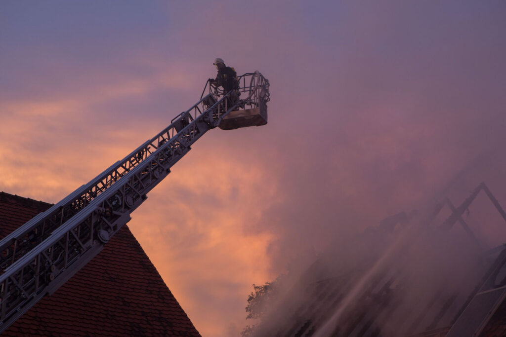 MÜHLHAUSEN – Wohnungsbrand am Sonntag (09.03.2025): Zwei Personen erlitten Rauchgasvergiftungen, Ursache war ein technischer Defekt.