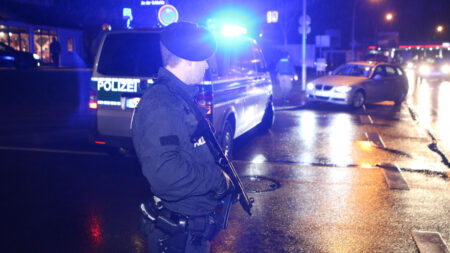 INGOLSTADT – Freitag (14.03.2025) gab sich ein Mann in Friedrichshofen als Polizist aus. Nach einem Unfall flog der Betrug auf. 🚨