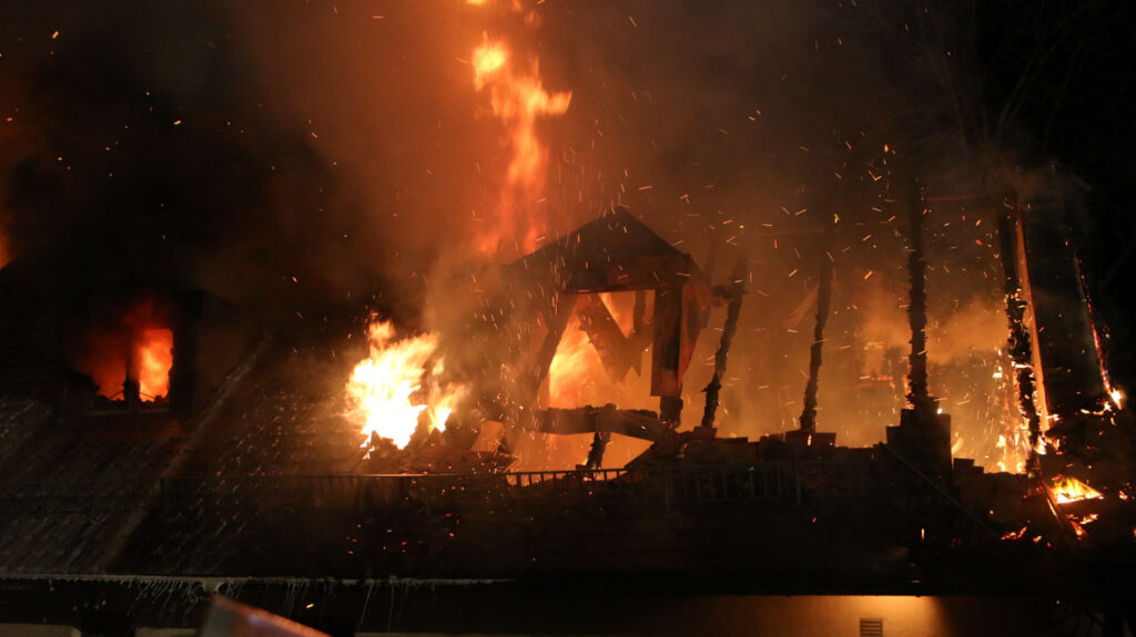 KÖNIGSBRUNN – Eine Lagerhalle geriet Dienstag (18.02.2025) in Brand. Verletzt wurde niemand, der Schaden liegt bei 700.000 Euro. Die Kripo ermittelt.