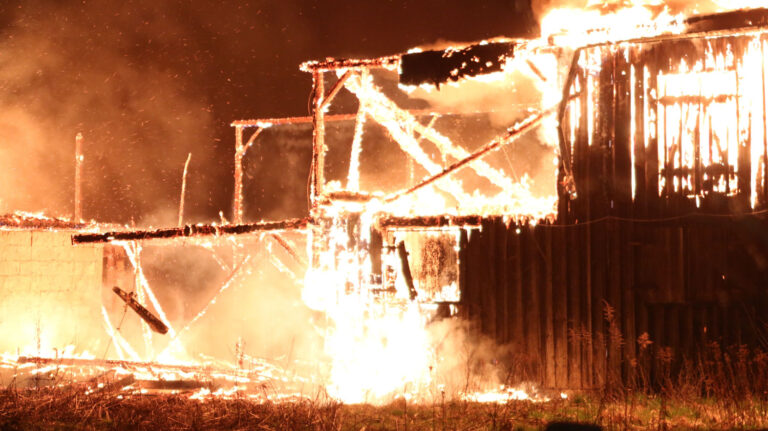  🔥 GACHENBACH – Am Sonntag (22.12.2024) brennt eine Lagerhalle. Polizei geht von Brandstiftung aus. 10.000 € Schaden, keine Verletzten. Hinweise erbeten! 🚒