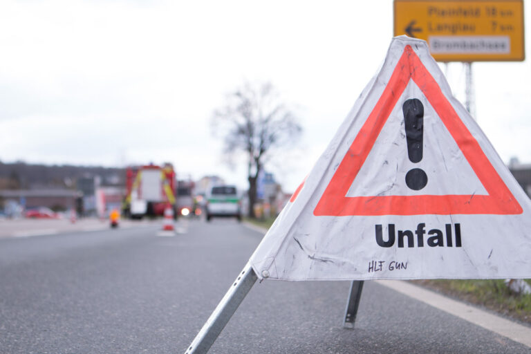 🚗💥 INGOLSTADT – Unfall mit Fahrerflucht: Mercedes-Kombi rammt VW Golf in der Goethestraße und flüchtet. Zeugenhinweise erbeten: 0841 / 9343 4410. 🚨