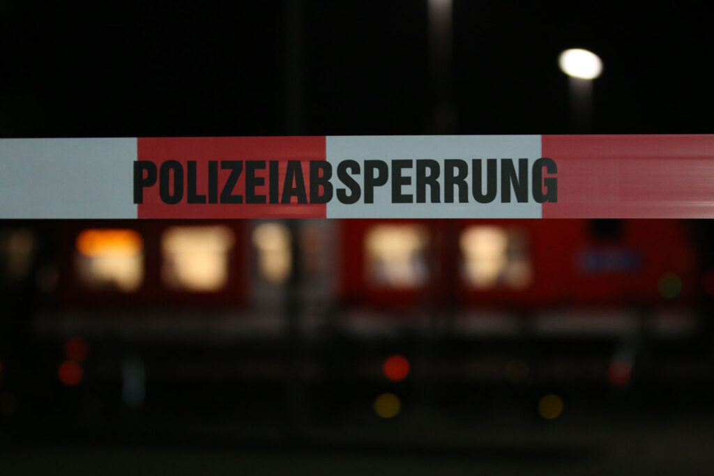 Fahrzeugunfall in Neuburg: Pkw kracht in Gartenzaun 🚗💥 und flüchtet. Zwei Männer entwischen zu Fuß 🚶‍♂️🚶‍♂️. Polizei sucht Zeugen! 📞 08431/6711-0.