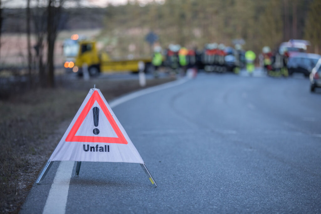 NEUBURG AN DER DONAU – Unfall an der B16: Zwei Verletzte und 10.000 € Schaden. 🚑🚔 Straße kurzzeitig gesperrt, Feuerwehr sicherte die Unfallstelle.