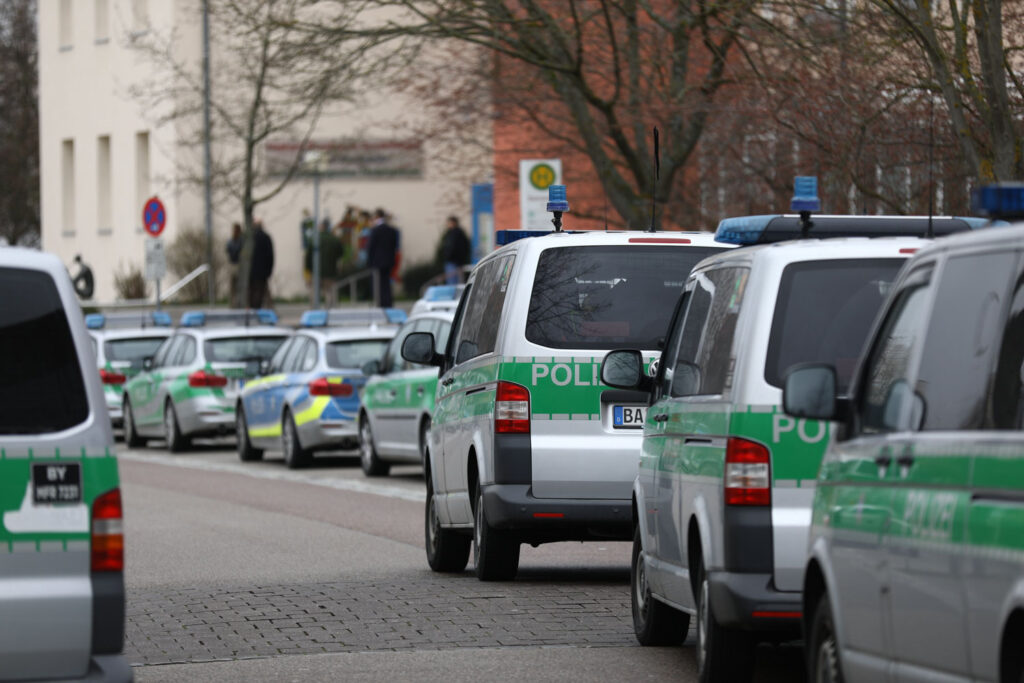 🌲 LKR. MAIN-SPESSART. Hausdurchsuchung wegen digitaler Weihnachtskarte mit rechtsextremen Symbolen (18.12.2024). Polizei stellt NS-Devotionalien sicher. 🚔