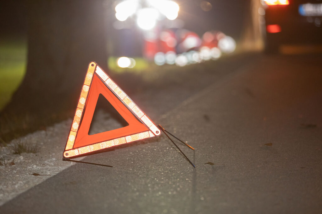 🔧 Missgeschick in Weichering: Beim Aufladen eines Pannenfahrzeugs reißt die Seilwinde. Auto prallt gegen Stromkasten. Schaden: 4.000 Euro. 🚗⚡