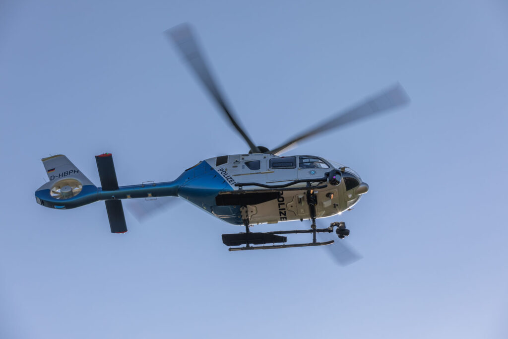 EICHSTÄTT – Ein vermisster 90-Jähriger wurde nach stundenlanger Suche am Donnerstag (09.01.2025) verletzt in einem Garten aufgefunden. 🚑❄️