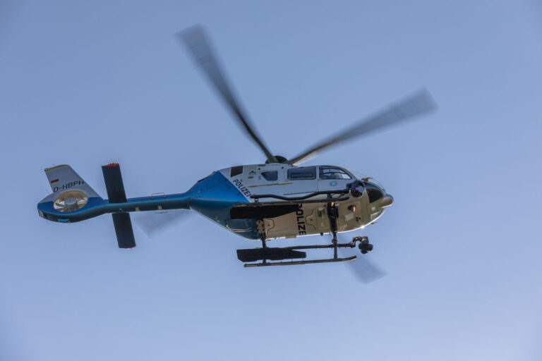 EICHSTÄTT – Ein vermisster 90-Jähriger wurde nach stundenlanger Suche am Donnerstag (09.01.2025) verletzt in einem Garten aufgefunden. 🚑❄