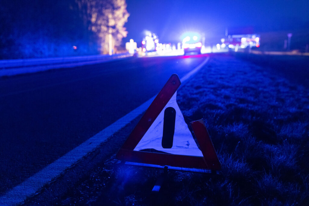 AICHACH – Auto überschlägt sich am Sonntag (29.12.2024) auf der B300! Fahrerin leicht verletzt, Auto Totalschaden, Straße nach Unfall zeitweise gesperrt.