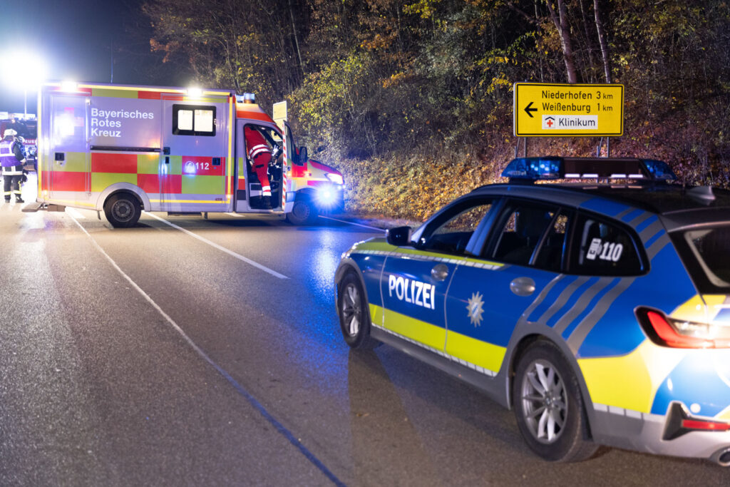 Pöttmes – Ein Auto bleibt am Montagabend (06.01.2025) nach Überschlag auf dem Dach liegen. Der 23-jährige Fahrer kommt schwer verletzt in Klinik.