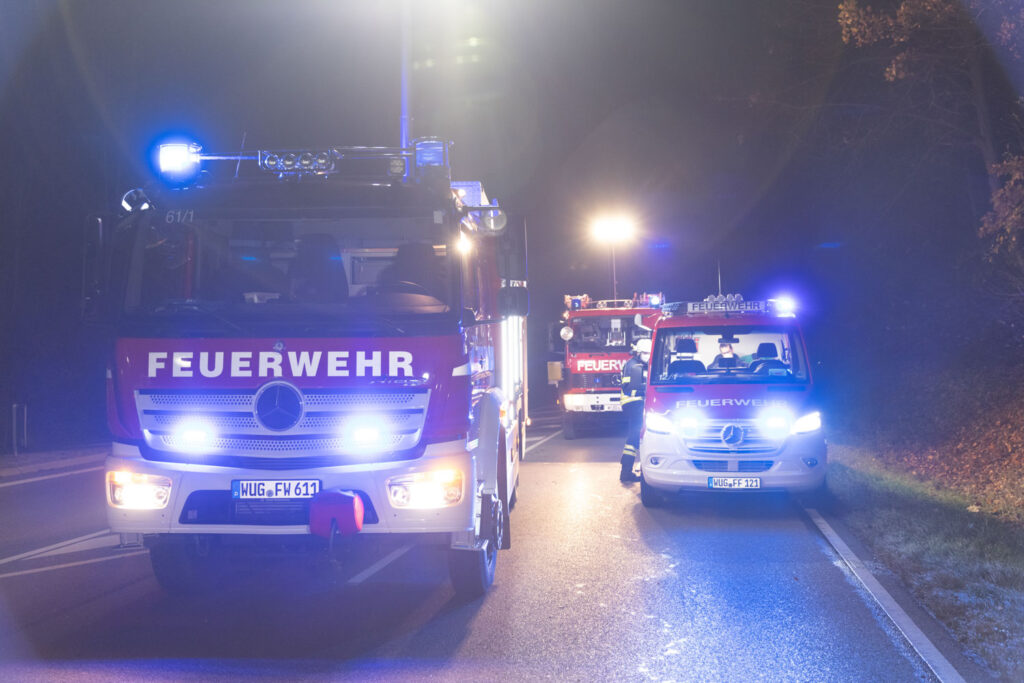 AICHACH – Am Sonntag (22.12.2024) führte eine Rauchentwicklung im St.-Helena-Weg zu einem Feuerwehreinsatz. Gegenstand auf Herd fing Feuer, keine Verletzten.