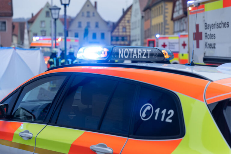  🚨 NEUBURG AN DER DONAU – Am Donnerstag (27.11.2024) wurde eine 84-jährige Fußgängerin frontal von einem Auto erfasst und dabei lebensgefährlich verletzt.