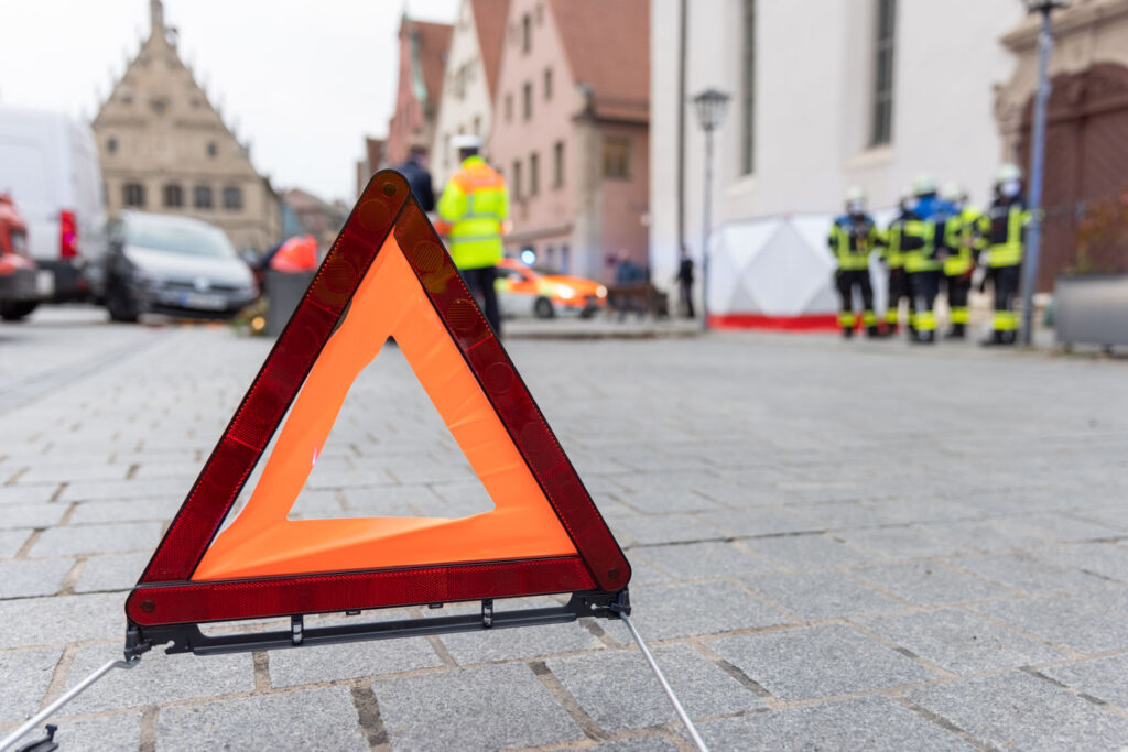 AICHACH – Tödlicher Unfall am Samstag (07.12.2024). Fußgänger stirbt auf der Schrobenhausener Straße. Zeugenaufruf der Polizei.