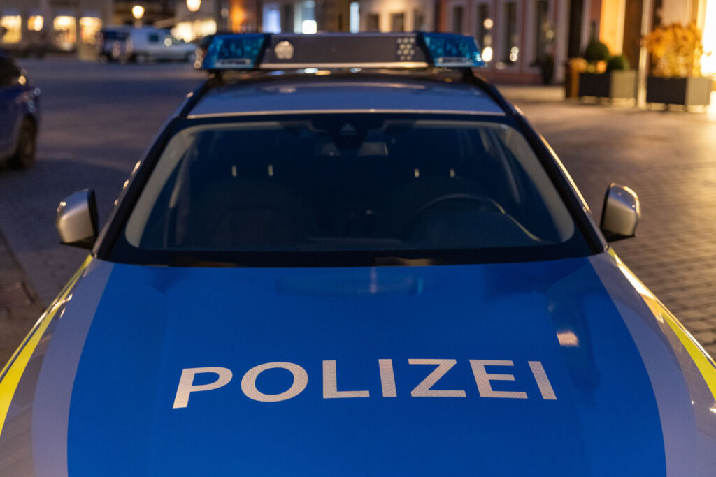 Gerolsbach: Alkoholisierter Partygast beschädigt Donnerstagnacht (26.12.2024) parkenden Audi! 🚗 Polizei nimmt Täter fest. Schaden: 2.000 Euro.