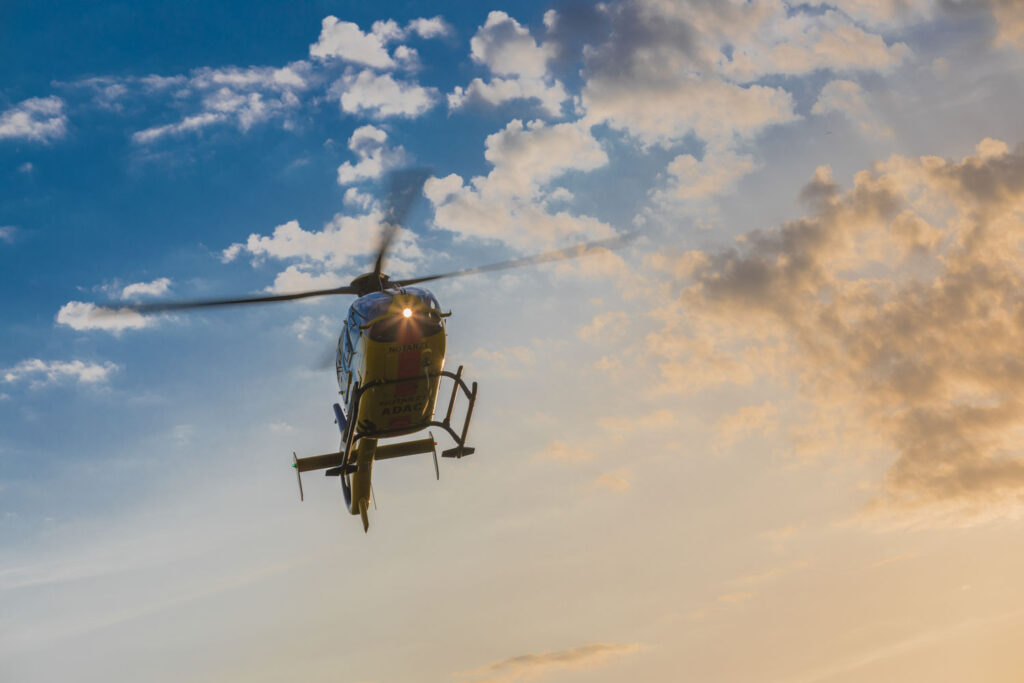 SCHWABMÜNCHEN – Drei Verletzte nach Verkehrsunfall am Freitagvormittag (03.01.2025). Rettungshubschrauber und Krankenwägen im Einsatz. 🚑 25.000 Euro Schaden.