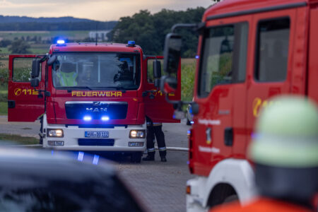 KLEINAITINGEN – Säureaustritt nach Betriebsunfall in Lagerhaus am Montag. Feuerwehr sichert Unfallstelle, keine Gefahr für Umwelt oder Personal. 🚛⚠️