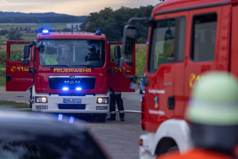 MÜNCHEN - 🚒 Brand bei Münchner Diensthundestaffel: 23 Einsatzfahrzeuge zerstört. Polizei und Feuerwehr im Großeinsatz. Ermittlungen laufen. (25.01.2025) 🚨