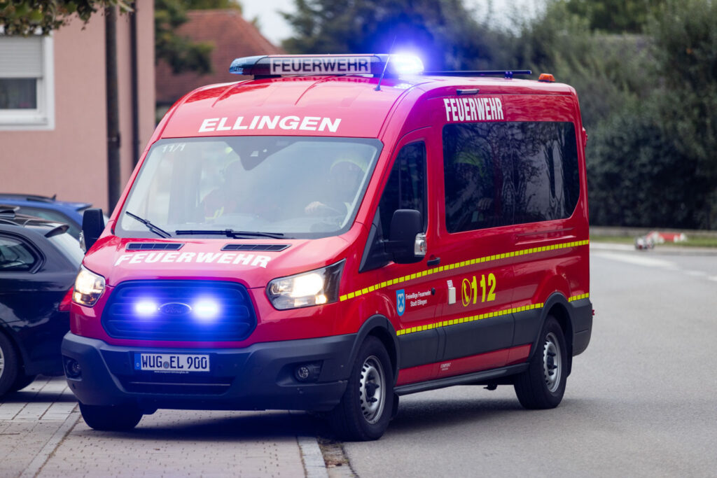 MEITINGEN OT ERLINGEN – Heckenbrand Samstag (28.12.2024) in Erlingen! Jugendliche mit Böllern vermutet. Polizei sucht Zeugen. Schaden: 400 Euro.