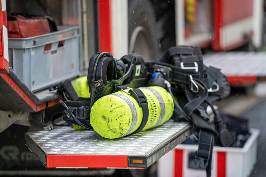 🚒 INGOLSTADT – Rauchentwicklung in Wohnhaus. Drei Personen mit Rauchgasvergiftung, zwei im Krankenhaus. Großeinsatz der Feuerwehr.