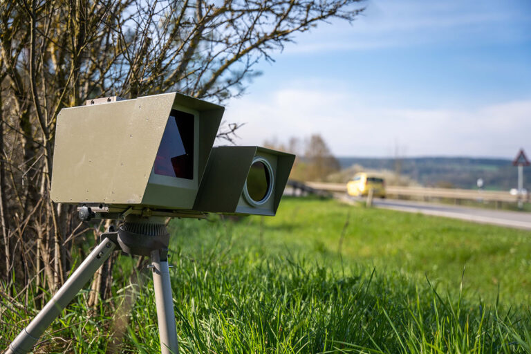 Eichstätt – Von Freitag (04.01.2025) bis Montag (06.01.2025) erwischte die Polizei mehrere Raser. Ein Spitzenreiter fuhr 93 km/h statt erlaubter 50.