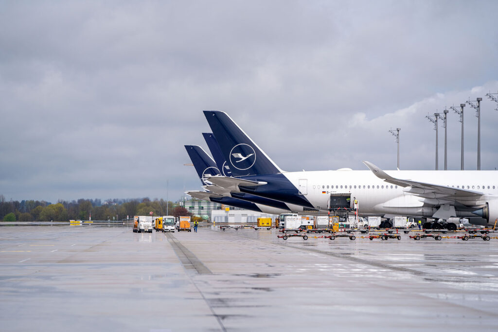 MÜNCHEN - Montag (10.03.2025) kommt es durch einen Warnstreik am Flughafen zu massiven Flugausfällen. Reisende sollen sich frühzeitig informieren. ✈️