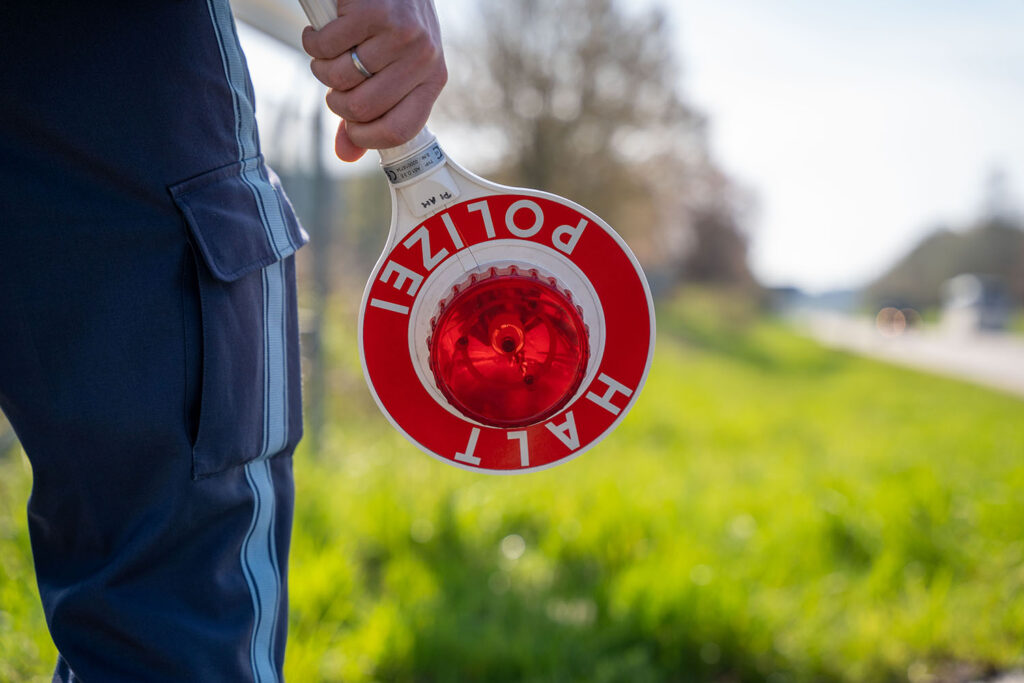 RENNERTSHOFEN – Polizei stoppt am Freitag (14.03.2025) Autofahrer ohne Führerschein auf der Staatsstraße 2047. 🚔 Weiterfahrt unterbunden, Ermittlungen laufen.