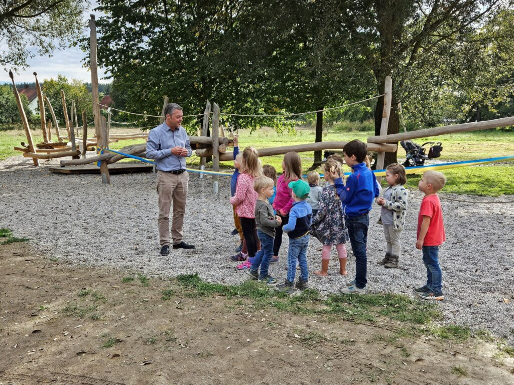 Der Spielplatz Niederscheyern wurde eröffnet: 9.000 m² Spielspaß mit Kletterparcours, Rutschen, Wasserspielen und mehr bieten Abenteuer für Kinder jeden Alters. Im Anschluss wurde der neue Spielplatz bereits fleißig genutzt.