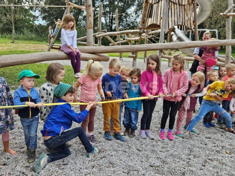 Der Spielplatz Niederscheyern wurde eröffnet: 9.000 m² Spielspaß mit Kletterparcours, Rutschen, Wasserspielen und mehr bieten Abenteuer für Kinder jeden Alters. Lina und Jonas durften das Band durchschneiden und den Spielplatz offiziell eröffnen.