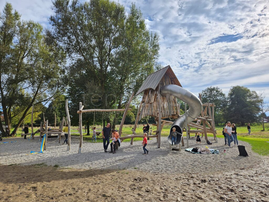 Der Spielplatz Niederscheyern wurde eröffnet: 9.000 m² Spielspaß mit Kletterparcours, Rutschen, Wasserspielen und mehr bieten Abenteuer für Kinder jeden Alters. Bürgermeister Thomas Herker begrüßte Kinder und Eltern zur Eröffnungsfeier.