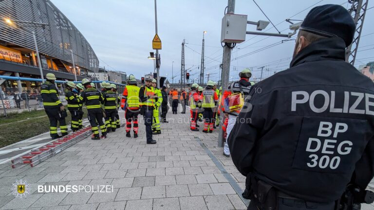 Oberleitungsschaden legt Münchens S-Bahn-Stammstrecke lahm. Hunderte Passagiere evakuiert, Strecke bis mindestens Montag gesperrt. Ursache wird ermittelt. Einsatzkräfte am Bahnsteig des S-Bahn Haltepunktes Hackerbrücke.