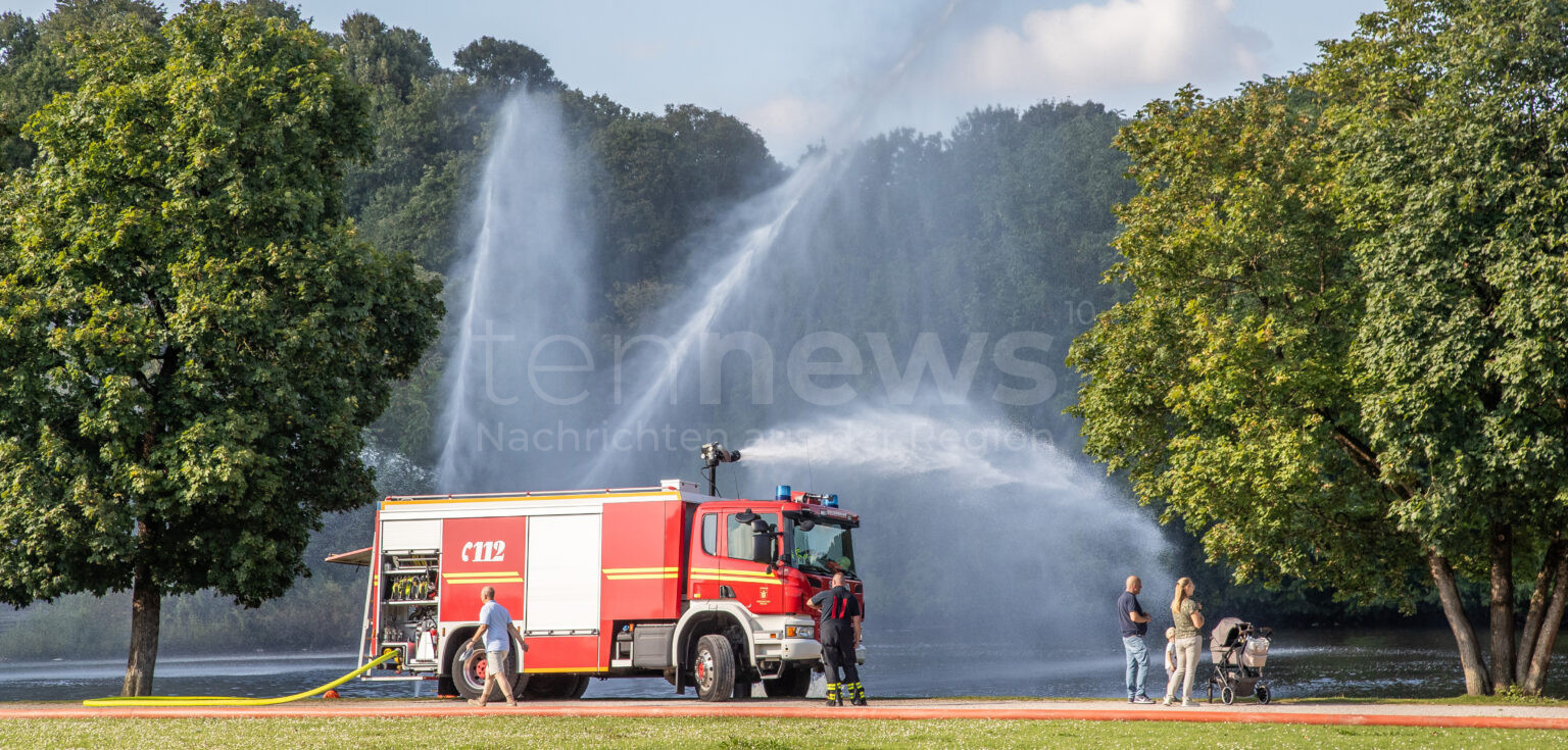 Fischsterben im Westparksee: Feuerwehr München pumpt Wasser zur Sauerstoffanreicherung um und rettet verbleibende Fische.