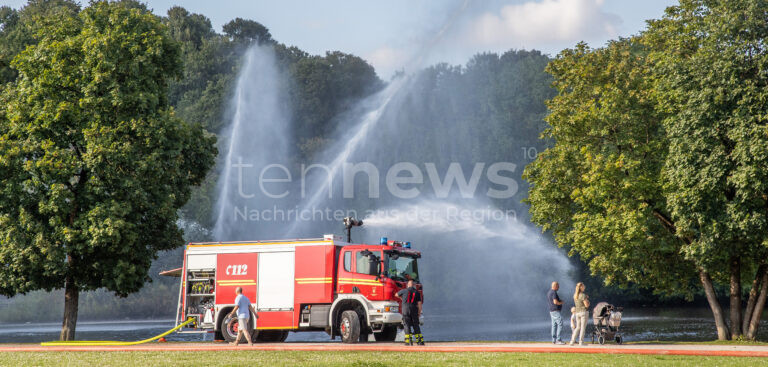 Fischsterben im Westparksee: Feuerwehr München pumpt Wasser zur Sauerstoffanreicherung um und rettet verbleibende Fische.