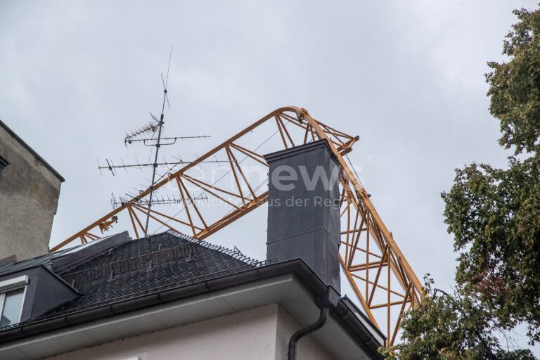 Ein Baukran stürzte in München auf zwei Wohnhäuser. Es gab keine Verletzten, eine Person wurde wegen eines Schocks behandelt. Die Feuerwehr sichert die Gebäude.