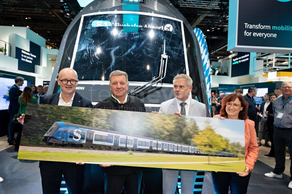 Heiko Büttner, Geschäftsleiter der S-Bahn München, Bayerns Verkehrsminister Christian Bernreiter, Karl Blaim, CFO und Geschäftsführer von Siemens Mobility, und Bärbel Fuchs, Geschäftsführerin der Bayerischen Eisenbahngesellschaft mbH