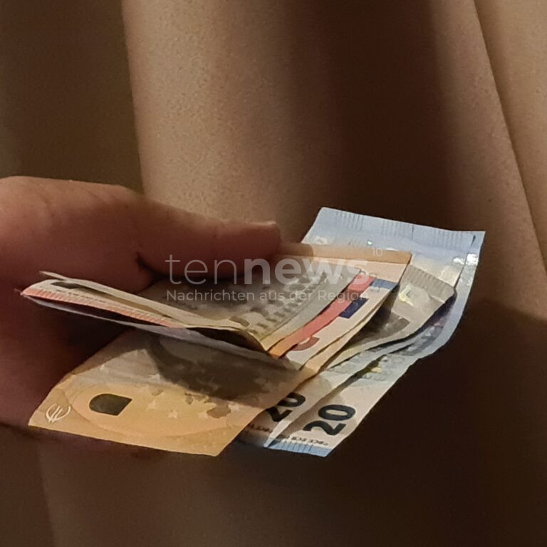 AUGSBURG – Am Montag (03.02.2025) zahlte ein 20-Jähriger im Zug mit Falschgeld. 🚨 Die Polizei fand weitere gefälschte Scheine und ermittelt nun.