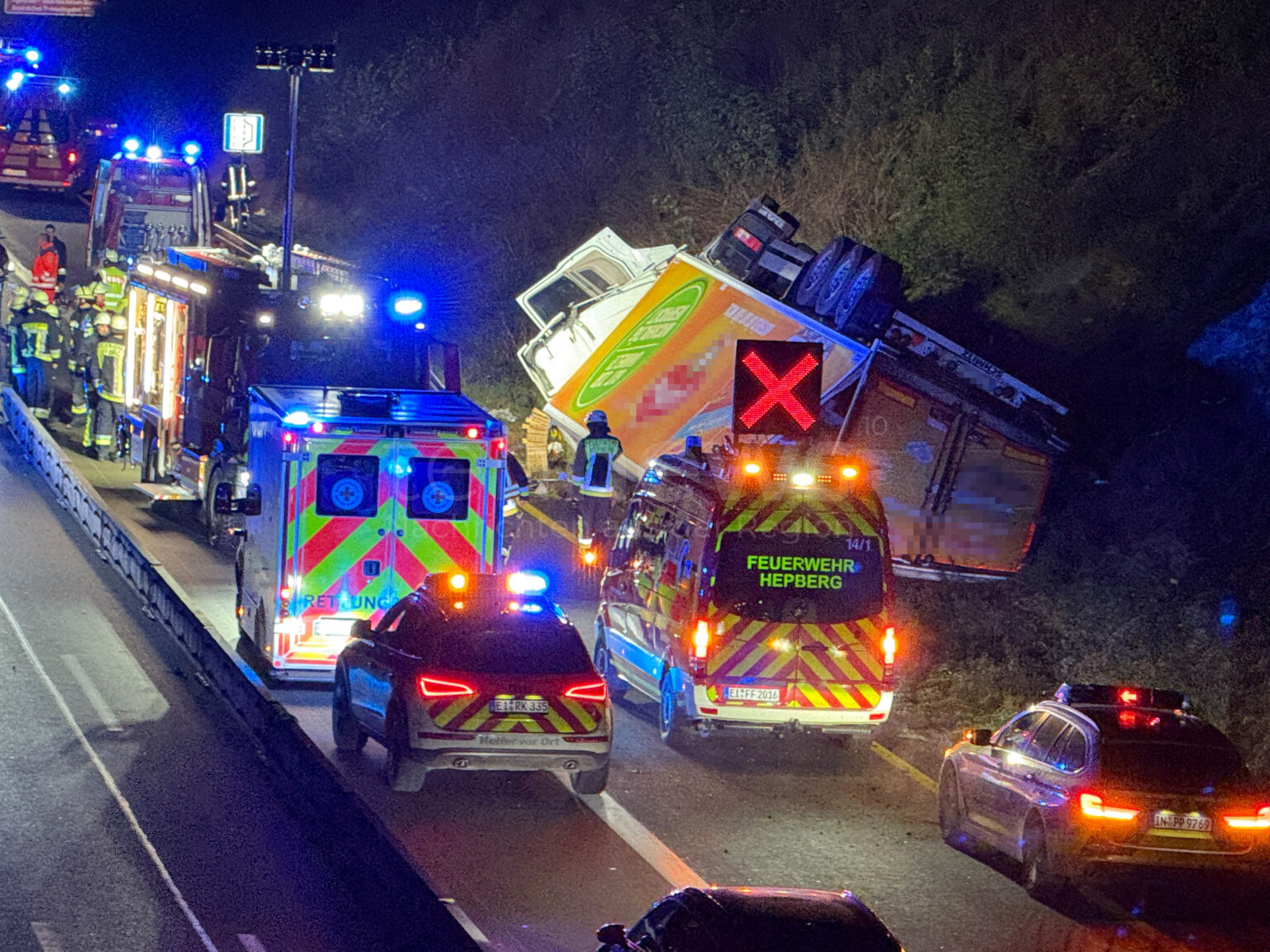 A9 BEI LENTING – 🥩 Fleisch-Laster kippt am 24.11.2024 um: 200.000 Euro Schaden, zwei Schwerverletzte, Vollsperrung! 🚛❄️ Massiver Staus im Berufsverkehr.